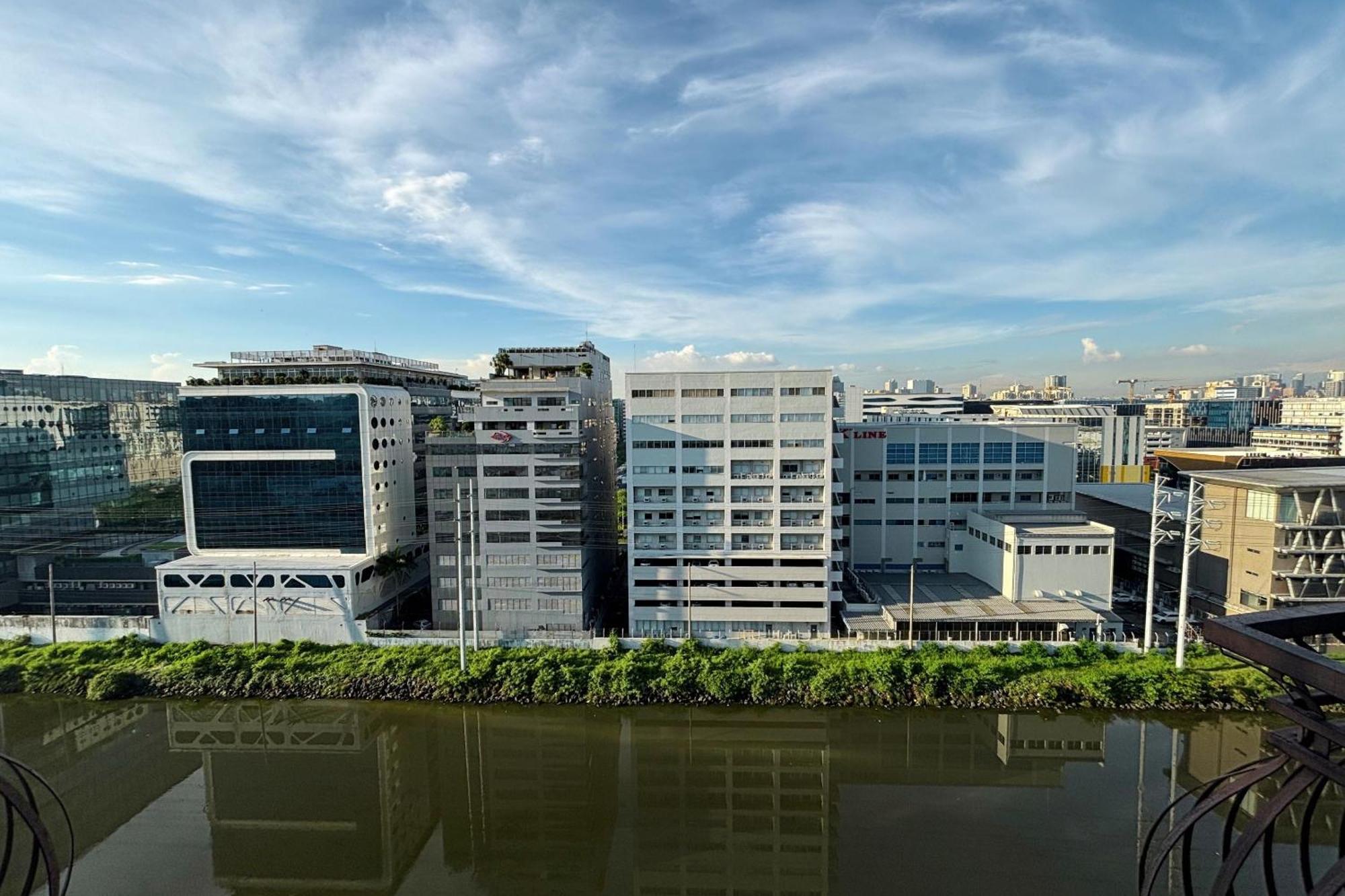 Extremeli Suites Manila Powered By Cocotel Esterno foto